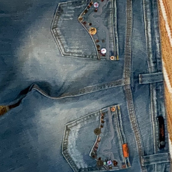 Vigos jean with with distressed seat but accessory and slight flare leg - Picture 6 of 8